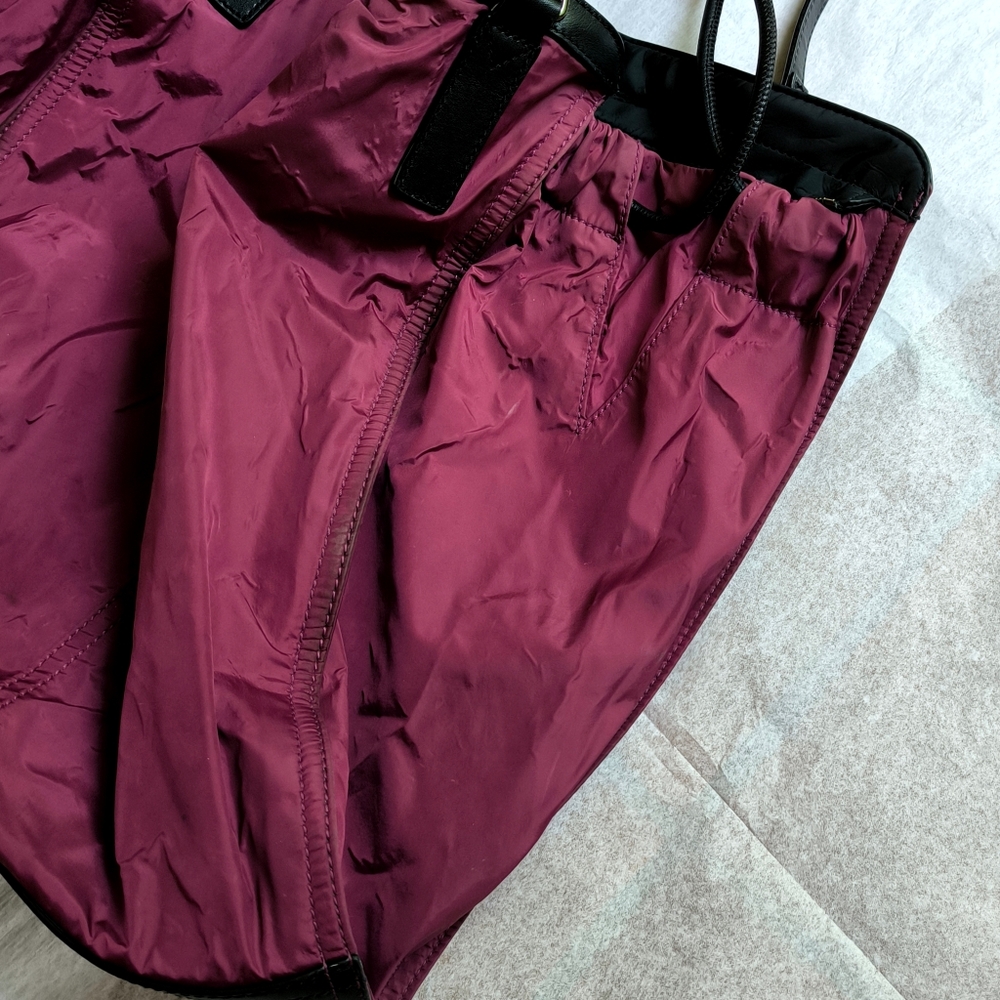 Burberry Buckleigh nylon tote bag with leather trim in dark red - Picture 6 of 15